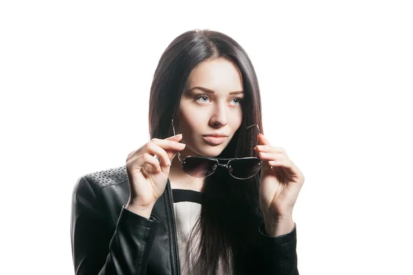 Vrouw in zonnebril poseren op witte achtergrond — Stockfoto