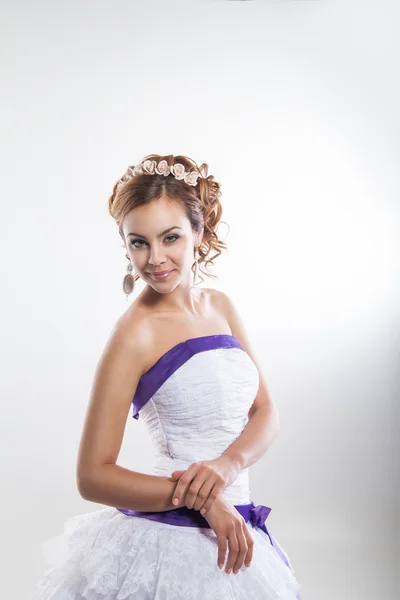 La hermosa joven en un vestido de novia — Foto de Stock