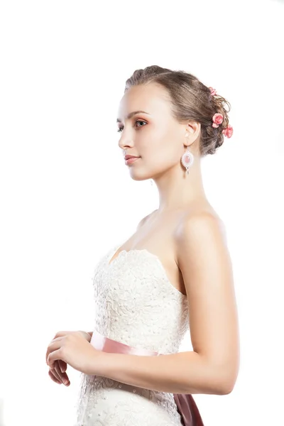 La bella giovane donna in un abito da sposa — Foto Stock