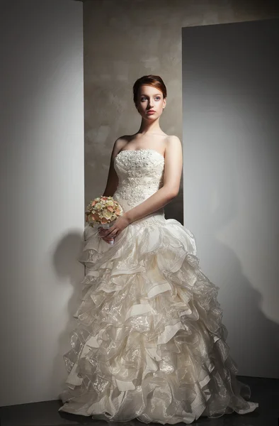 A bela jovem mulher em um vestido de casamento — Fotografia de Stock