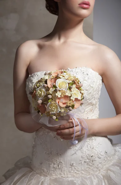 Bride is holing wedding flowers. Focus on flowers — Stock Photo, Image
