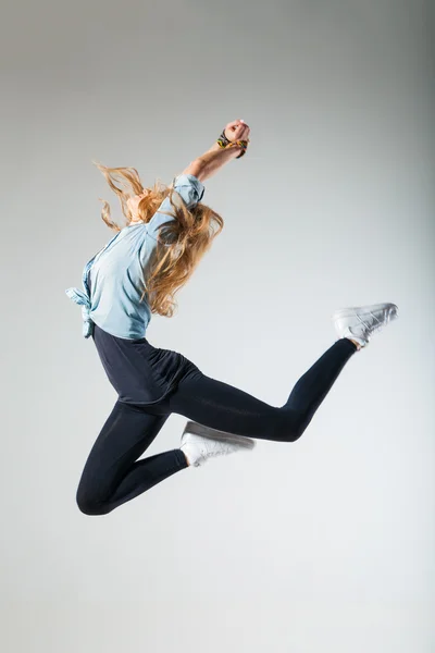 La danseuse moderne pose devant le fond du studio — Photo