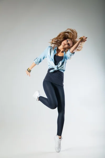 Bailarina moderna posa frente al fondo del estudio —  Fotos de Stock