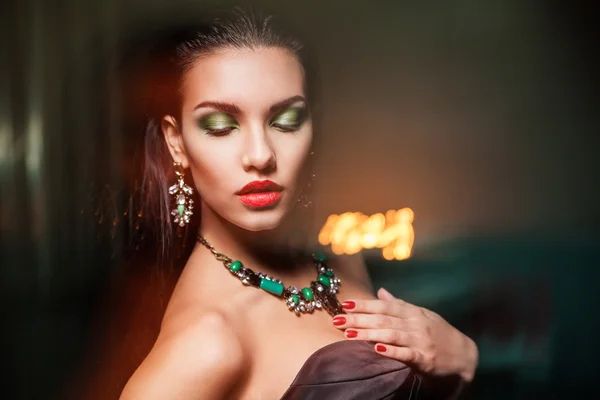 Hermosa mujer con joyas sobre oscuro — Foto de Stock