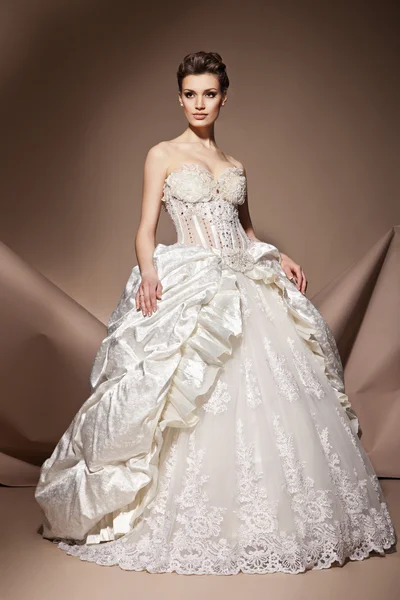 La hermosa joven en un vestido de novia — Foto de Stock
