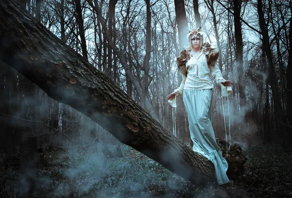Dziki piękna kobieta w lesie — Zdjęcie stockowe
