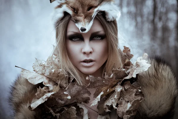Wilde Schönheit Stammesfrau im Wald — Stockfoto