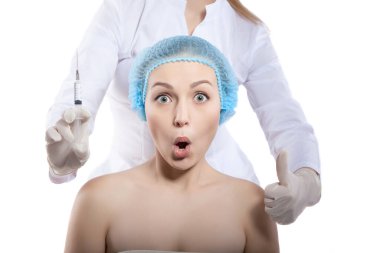 Güzel bir kadın botoks yaptırdıktan sonra şaşırdı.