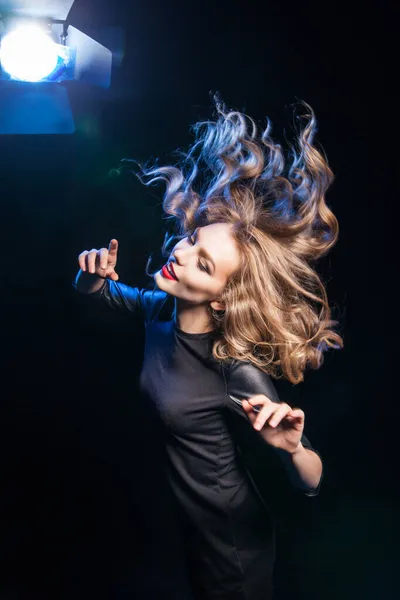 Sidovy av blond kvinna med vilda hår — Stockfoto