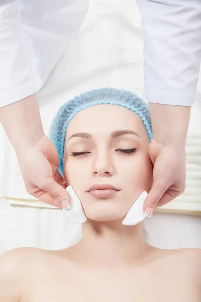 Mujer recibiendo tratamiento facial en centro de spa médico —  Fotos de Stock