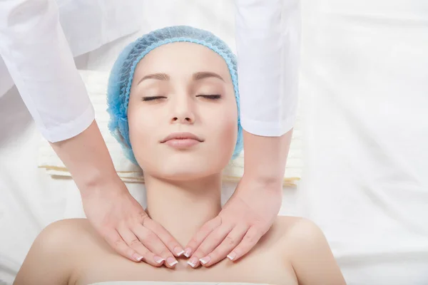 Beautiful young woman undergoing a massage — Stock Photo, Image