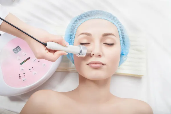 Woman getting ultrasound nose cleaning at beauty salon — Stock Photo, Image