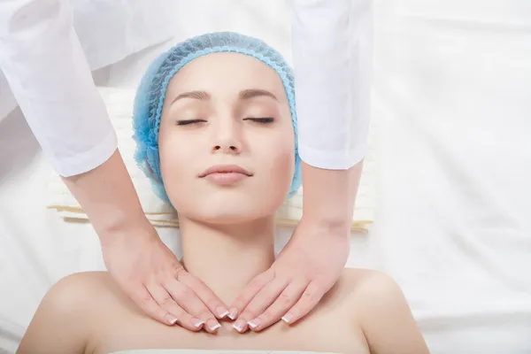 Schöne junge Frau unterzieht sich einer Massage Stockfoto