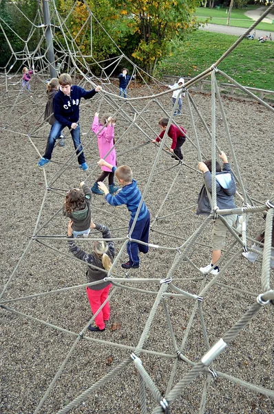 Ludzi. Dzieci w parku. Lyon. 2013 w . — Zdjęcie stockowe