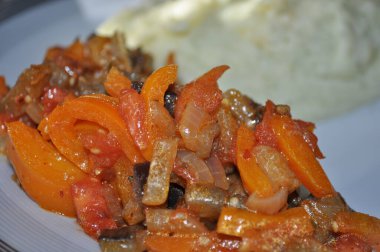 Tabaktaki pişmiş sebzeler