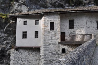 Dağlarda eski bir kilise 