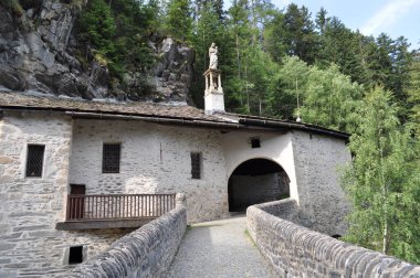 Dağlarda eski bir kilise 