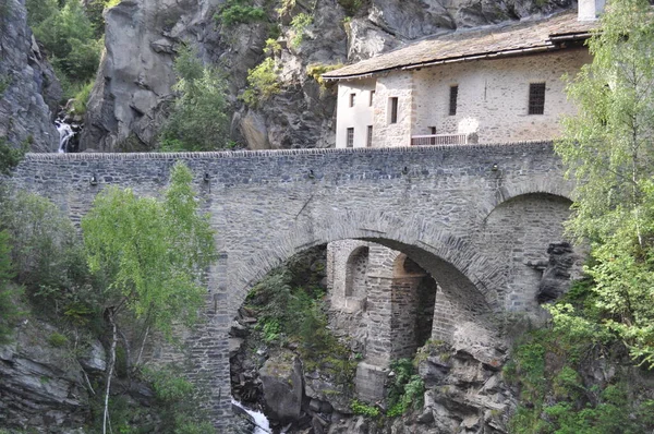 Dağlarda Eski Bir Kilise — Stok fotoğraf