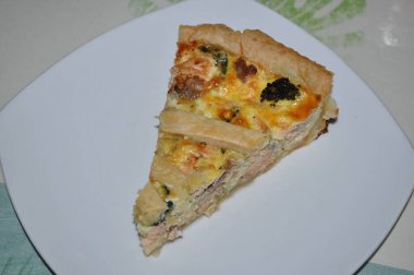 Balık ve sebzeli kek. 