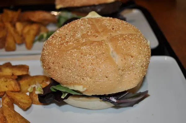 Burger Smażonymi Ziemniakami — Zdjęcie stockowe