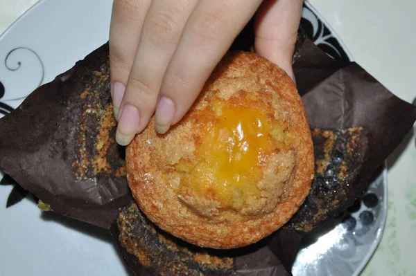 Seseorang Mengambil Muffin Dengan Tangan — Stok Foto