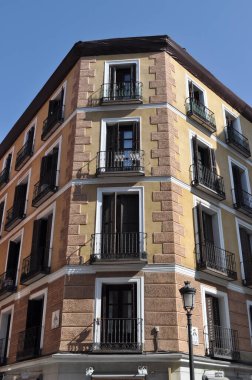 The building  . The architecture of Spain .