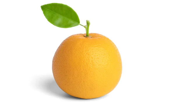 Ολόκληρο Φρούτο Πορτοκαλιού Ένα Πράσινο Φύλλο Απομονωμένο Λευκό Φόντο — Φωτογραφία Αρχείου