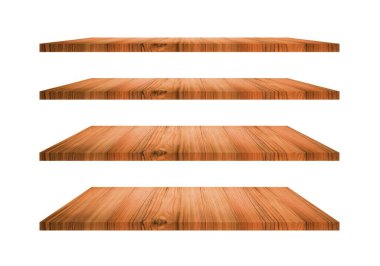 Nesneleri ayıran beyaz bir zemin üzerinde dört ahşap raftan oluşan bir koleksiyon. Ürün görüntüleme montajı için.