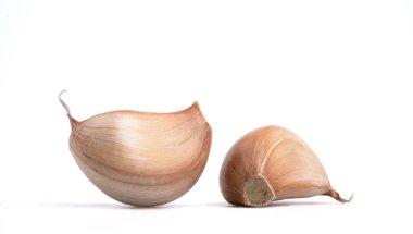 Beyaz arkaplanda taze sarımsak soğanı izole edildi