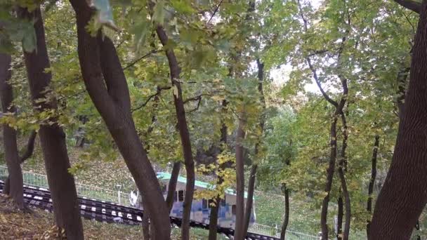 El carruaje del funicular de Kiev sube en un día de otoño — Vídeos de Stock