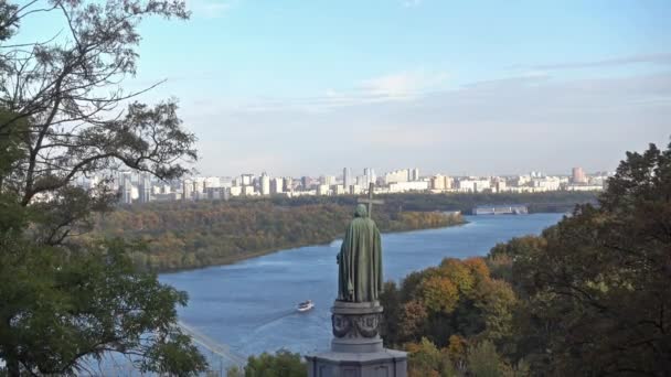Vista de otoño del monumento a Vladímir el Bautista en Kiev — Vídeo de stock