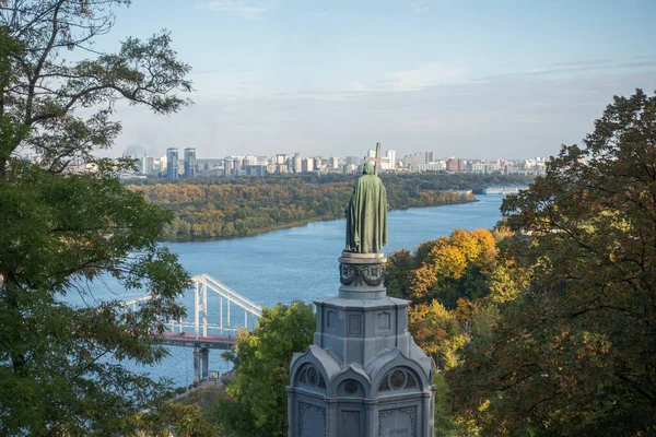 Herfstbeeld van het monument voor Vladimir de Doper — Stockfoto