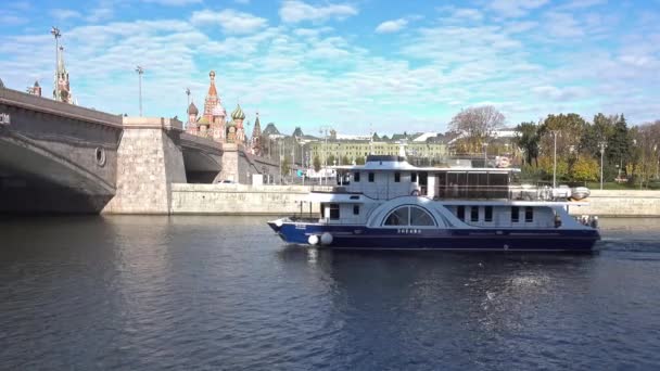 モスクワ川に沿って遊覧船が帆を張る — ストック動画