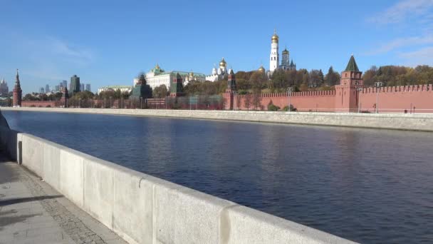 Weergave van het kremlin embankment in Moskou — Stockvideo