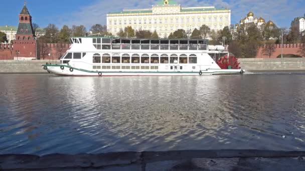 Osobní motorové lodě podél řeky Moskvy podél nábřeží Kremlu — Stock video