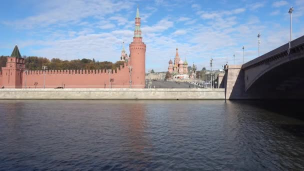 Blick von der Moskwa auf die Basilika in Moskau — Stockvideo