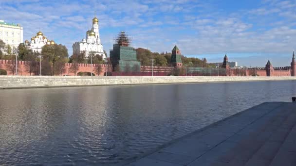 Vue sur la rivière Moskva et le Kremlin de Moscou depuis Sofiyskaya Embankment — Video