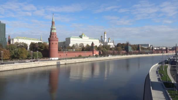 Moskvafloden och Moskva Kreml en höstdag — Stockvideo