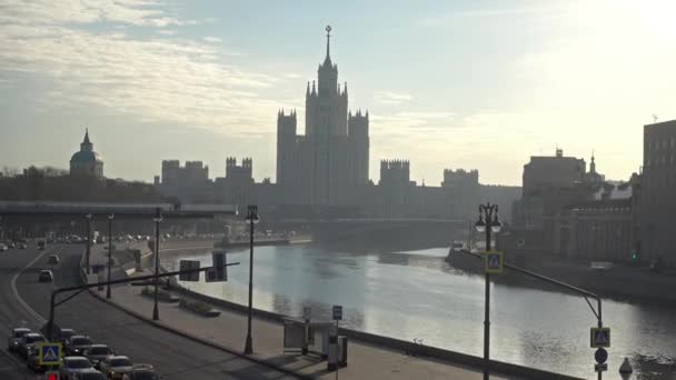 Temprano en Moscú. Vista del terraplén de Moskvoretskaya — Vídeos de Stock