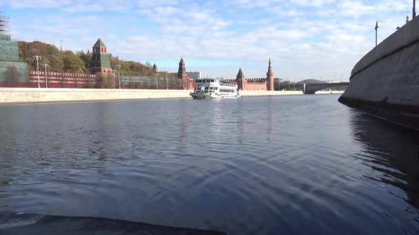 Statek pasażerski płynie wzdłuż rzeki Moskwy wzdłuż nasypu Kremla — Wideo stockowe