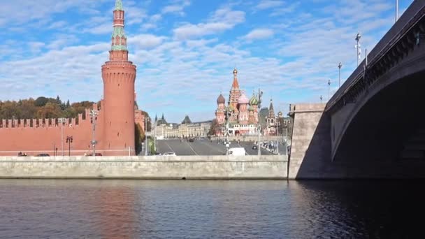 Blick auf die Basilius-Kathedrale vom Moskwa-Fluss in Moskau — Stockvideo