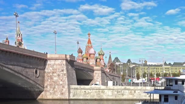 Na mostě Bolshoy Moskvoretsky podél řeky Moskvy pluje rekreační loď — Stock video
