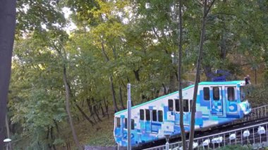 Füniküler araba düşüyor.