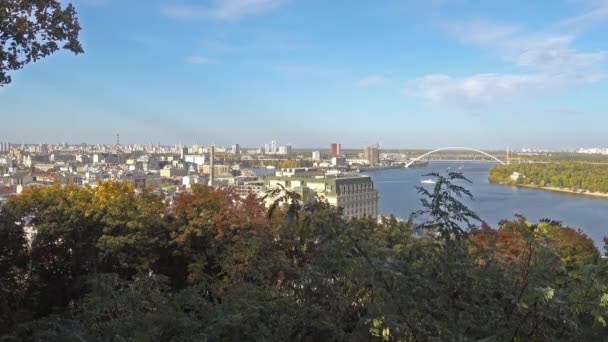 Вид на Подол у Києві восени — стокове відео
