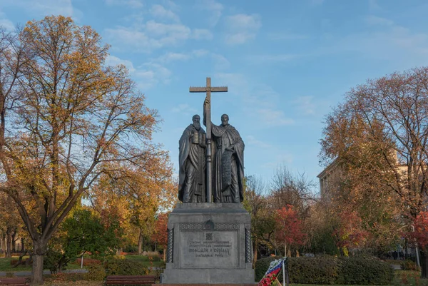 Памятник Кириллу и Мефодию в Москве, расположенный на Лубянском проходе — стоковое фото