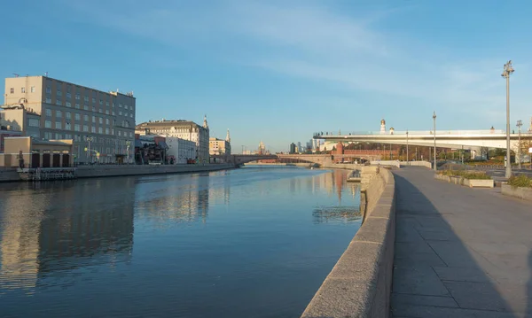 Rio Moskva em uma manhã ensolarada. — Fotografia de Stock