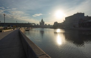 Moskova Nehri 'nde bir sabah. Gün doğumu