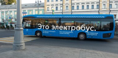 Moskova, Rusya 10 Ekim 2021 Moskova elektrikli otobüsü şehir caddesinde. Metnin çevirisi: Bu bir elektrikli otobüs