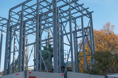 Moskova, Rusya. 10 Ekim 2021 Moskova 'daki Kızıl Meydan' da Minin ve Pozharsky Anıtı, iskelelerle çevrili.