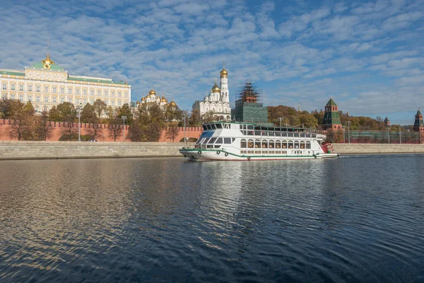 Wheeled Passenger Motor Ship Goes Moskva River Kremlin Embankment Kremlin — Stock Photo, Image